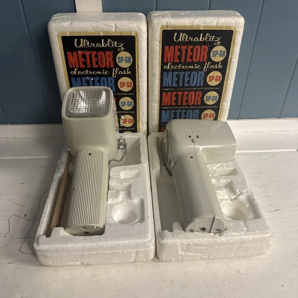 VINTAGE Lot Of 2 Meteor Ultrablitz ELECTRONIC FLASH UNITs ‎ Ac Operation 80 Watt